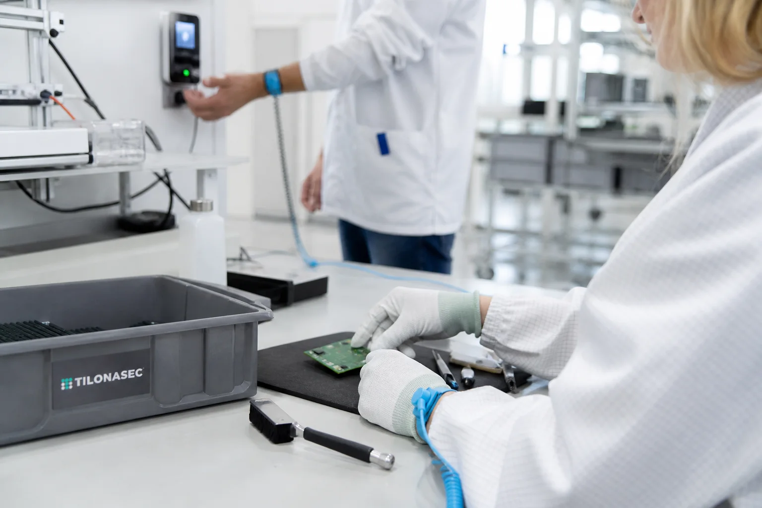 Elektronikai technikus szabályozott ESD munkaállomáson kezeli az érzékeny alkatrészeket